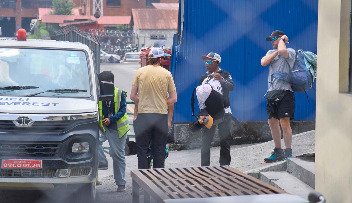 Pemandu gunung legendaris asal Nepal, Kami Rita Sherpa (kedua dari kanan), kembali dari Gunung Everest setelah pendakiannya yang ke-32 di bandara, Kathmandu, Jumat 22 Mei 2026. (AP Photo/Niranjan Shrestha)