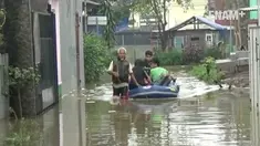 Kompleks Perumahan Dosen IKIP Jati Asih sudah 2 hari tergenang akibat banjir Bekasi. Sejumlah warga enggan dievakuasi dari rumahnya dengan alasan keamanan
