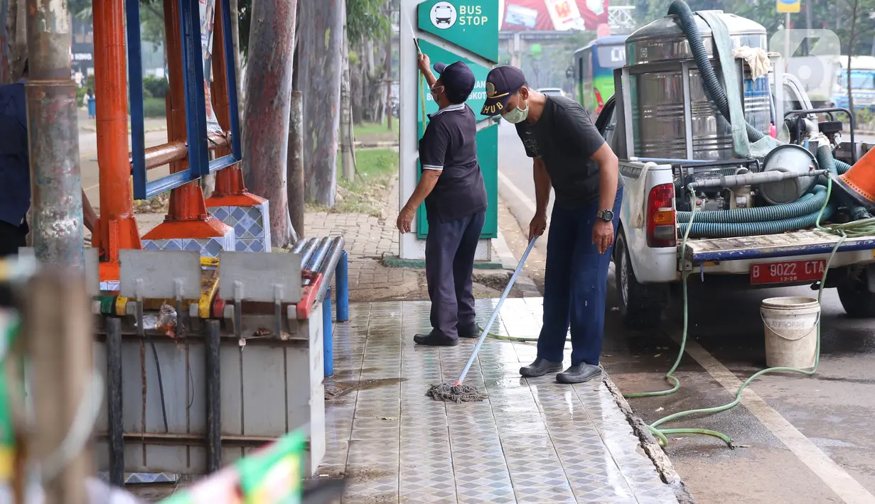 Petugas membersihkan fasilitas halte yang terletak di kawasan Tangerang, Senin (15/6/2020). Jelang penerapan tatanan kenormalan baru atau new normal, prasarana transportasi umum, seperti halte bus dipersiapkan agar bisa menjalankan protokol kesehatan dengan baik. (Liputan6.com/Angga Yuniar)