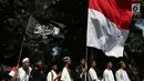 Massa Aksi Bela Tauhid mengibarkan bendera Merah Putih dan bendera bertuliskan kalimat tauhid di depan Gedung Kemenko Plhukam, Jakarta, Jumat (26/10). Aksi diikuti ribuan orang dari berbagai organisasi Islam. (Merdeka.com/Imam Buhori)