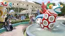 Para wisatawan bermain di Ocean Park, Hong Kong, China selatan, Sabtu (13/6/14). Ocean Park hanya menampung pengunjung sebanyak 25 persen dari level normal di dua pekan pertama pascapembukaan kembali. (Xinhua/Wu Xiaochu)