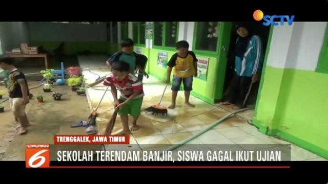 Siswa SD di Trenggalek ini gagal ikuti ujian tengah semester, lantaran sekolah mereka kotor oleh sisa lumpur akibat diterjang banjir.