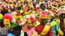 Uniknya, hanya pemuda dan pemudi yang masih menjaga kesuciannya yang boleh ikut dalam acara Tradisi Ngarot ini Indramayu, Minggu, (9/10). (Liputan6.com/Gholib)