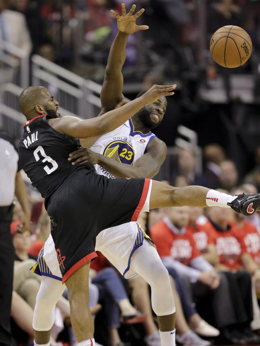 Upaya pemain Warriors, Draymond Green (kanan) memberikan umpan saat diadang pemain Rockets, Chris Paul pada gim kelima final NBA basketball Wilayah Barat di Toyota Center, Houston, (24/5/2018). Houston menang 98-94. (AP/David J. Phillip)