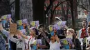 Penggemar Kesha menggelar unjuk rasa di luar markas Sony di New York, Jumat (11/3). Mereka mengajukan petisi kepada perusahaan rekaman Sony untuk memutuskan hubungan Kesha dengan produsernya yang dituduhnya telah memperkosa dirinya (REUTERS/Lucas Jackson)