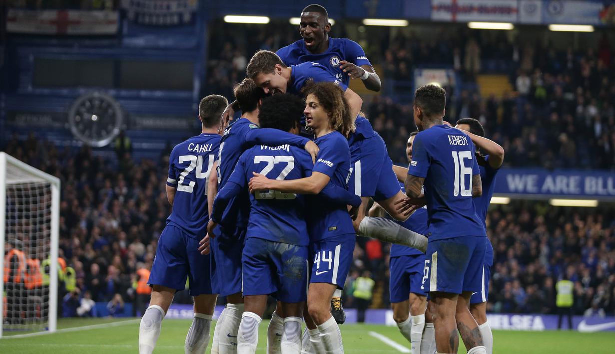 Para pemain Chelsea merayakan gol yang dicetak Willian ke gawang Everton pada laga Piala Liga di Stadion Stamford Bridge, London, Rabu (25/10/2017). Chelsea menang 2-1 atas Everton. (AFP/Daniel Leal-Olivas)