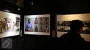 Pengunjung mengamati karya foto pada Pameran Papuaku Papuamu di Kuningan City, Jakarta, Selasa (27/12). Sebanyak 117 karya para pewarta foto ditamplkan dalam 40 bingkai. (Liputan6.com/Helmi Fithriansyah)