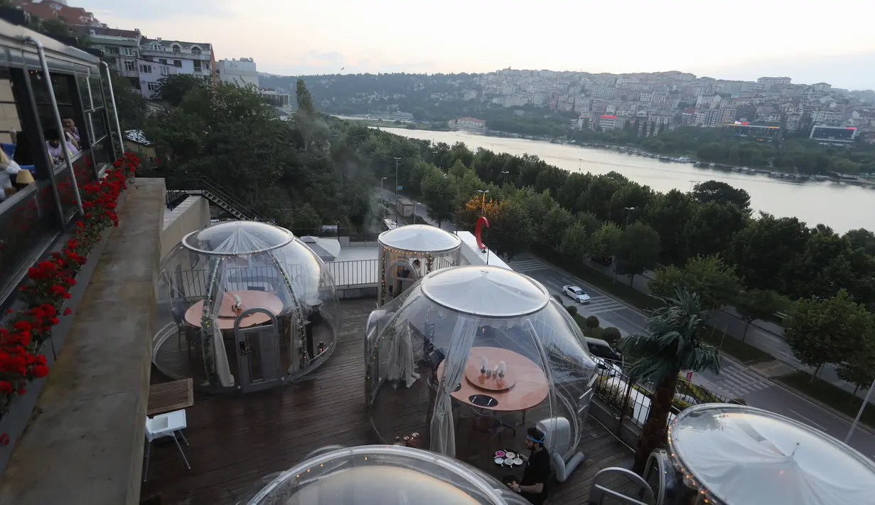 Foto yang diabadikan pada 16 Juni 2020 ini menunjukkan zona aman untuk para pelanggan di sebuah restoran di Istanbul, Turki. Terlihat seperti stoples transparan, restoran ini sepenuhnya terlindung dan steril dari COVID-19. (Xinhua/Osman Orsal)