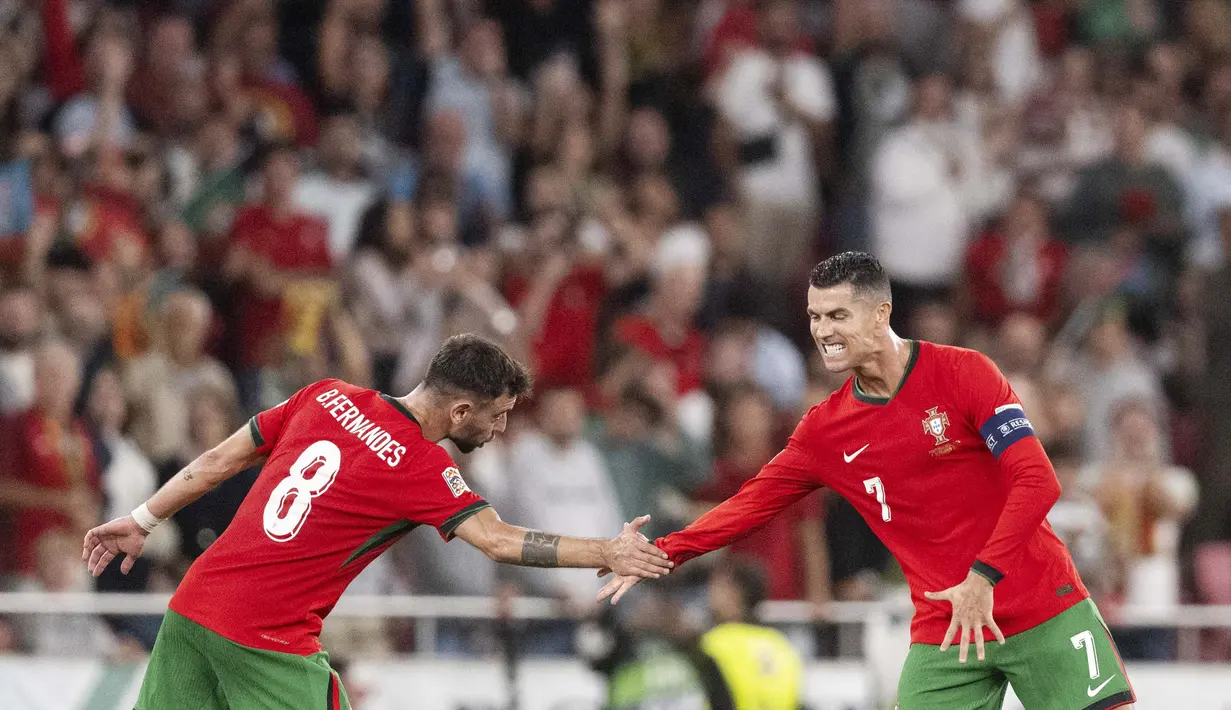 Portugal sejatinya sempat tertinggal lebih dulu akibat gol Scott McTominay di awal laga. Tuan rumah mampu bangkit di babak kedua lewat gol-gol yang dicetak Bruno Fernandes dan Cristiano Ronaldo. (AFP/Patricia De Melo Moreira)