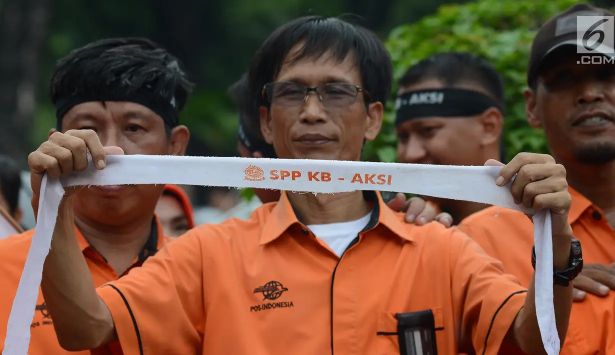 Pegawai PT Pos Indonesia (Persero) menggelar aksi di depan Kantor Kementerian BUMN, Jakarta, Rabu (6/2). Massa yang mengenakan baju warna oranye ini menuntut tiga tuntutan, ganti direksi, menolak upah murah dan stop union busting (Merdeka.com/Imam Buhori)