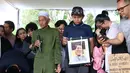 Selama proses pemakaman ayahnya, Novita Angie terlihat menampakkan rona kesedihan. (Daniel Kampua/Bintang.com)