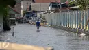 Sebanyak 447 bangunan yang terdiri dari 200 Kepala Keluarga akan direlokasi kesejumlah rusun seperti rusun muara baru pluit Jakarta Utara, Jakarta, Senin (2/1). (Liputan6.com/Faizal Fanani)