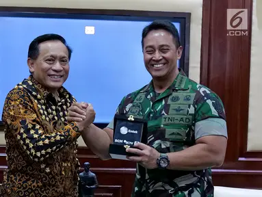 Dirut Indosiar Imam Sudjarwo berjabat tangan dengan Kepala Staf TNI Angkatan Darat (KASAD) Andika Perkasa saat silaturahmi SCM/Emtek Group di Mabes AD, Jakarta, Kamis (26/9/2019). Silaturahmi untuk memelihara dan kembali membangun kerjasama antara Emtek dan Mabes AD. (Liputan6.com/Herman Zakharia)