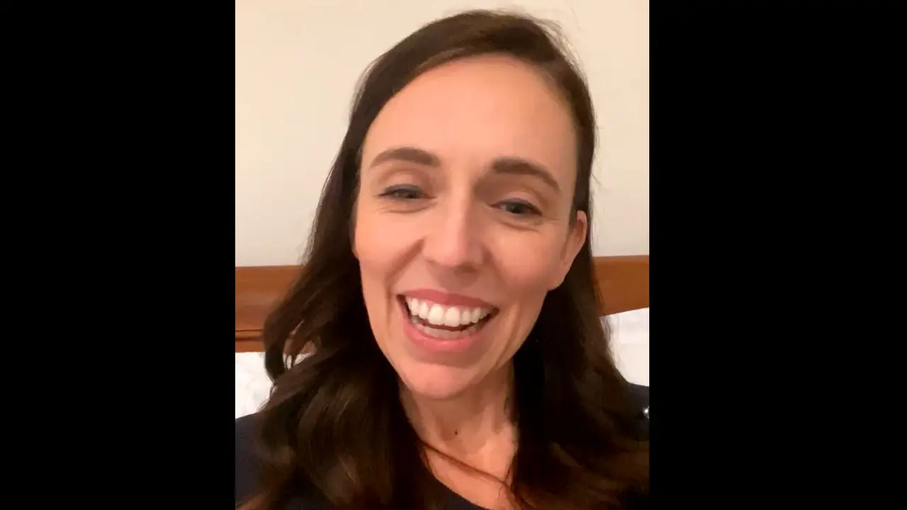 Pada Senin, 8 November lalu ketika sedang siaran langsung membahas Corona lewat Facebook Live tiba-tiba putrinya memanggil karena tidak bisa tidur. (Tangkapan layar Facebook Jacinda Ardern)