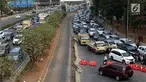 Sejumlah pengendara terjebak kepadatan arus lalu lintas jelang jembatan layang jalan Gerbang Pemuda akibat penutupan sebagian ruas jalan Gatot Subroto depan Gedung MPR/DPR/DPD RI, Jakarta, Rabu (25/9/2019). Penutupan ini untuk mengantisipasi unjuk rasa susulan. (Liputan6.com/Helmi Fithriansyah)