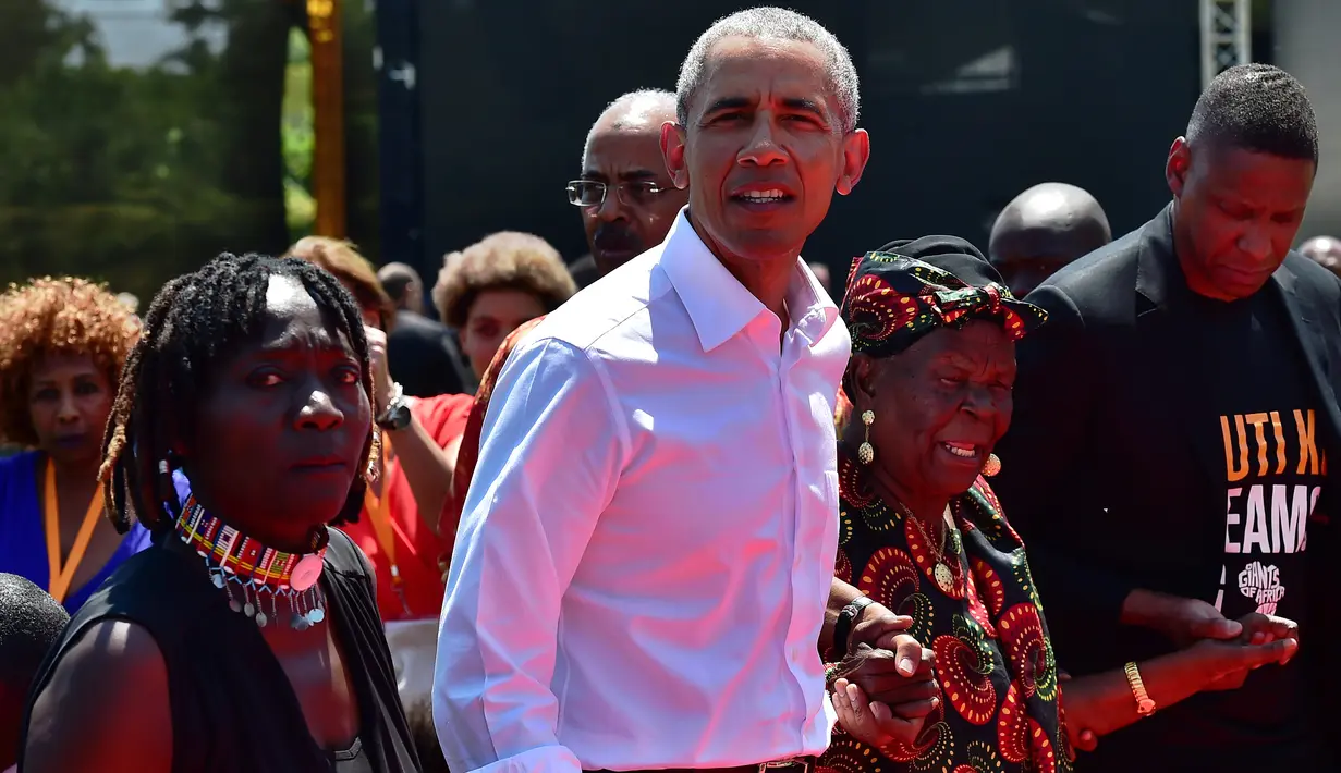 Mantan Presiden AS, Barack Obama bersama nenek tirinya, Sarah dan sang adik tiri, Auma menghadiri peresmian pusat pelatihan dan olahraga yayasan Sauti Kuu di Kogelo, Kenya, Senin (16/7). Auma Obama adalah adik beda ibu Barack Obama. (AFP/TONY KARUMBA)