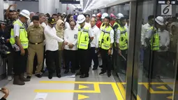 Menteri Ketenagakerjaan (Menaker ) Hanif Dhakiri didampingi Direktur Utama PT MRT William Sabandar meninjau pengoperasian MRT (Mass Rapid Transit) dari Stasiun Bundaran HI, Jakarta, Senin (25/2). (Liputan6.com/Angga Yuniar)