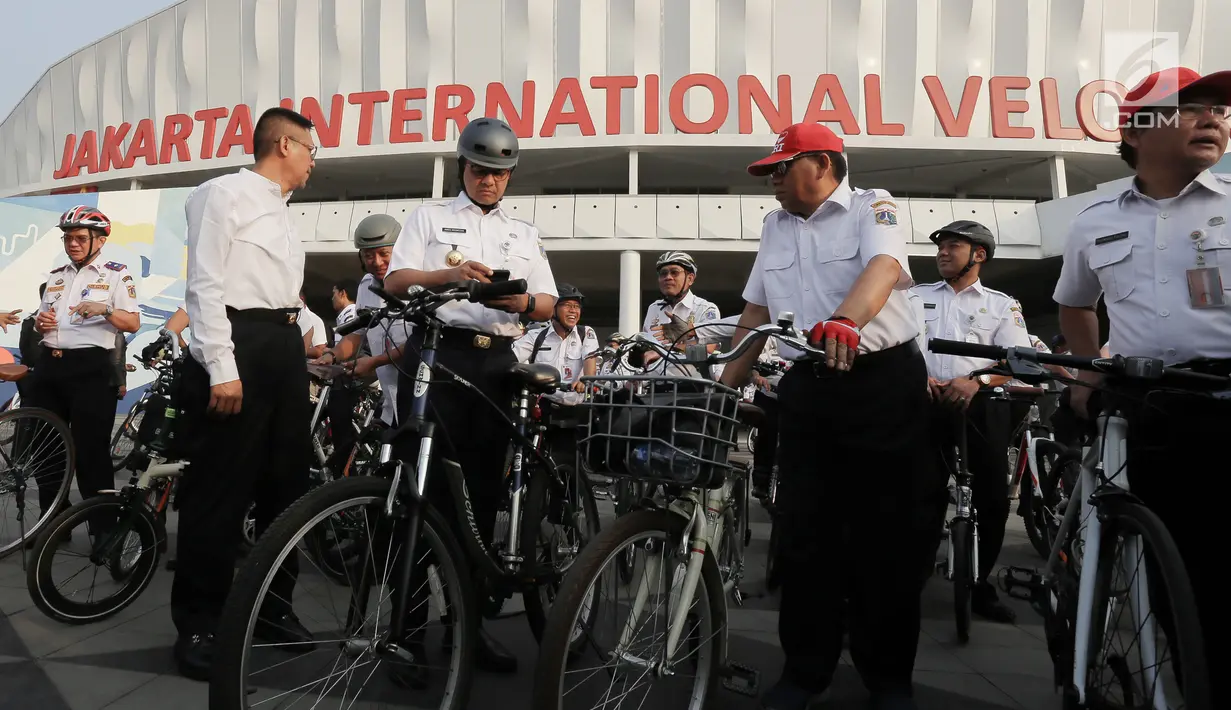 Gubernur DKI Jakarta Anies Baswedan (tengah) bersama jajaran bersiap melakukan test jalur sepeda dari Jakarta International Veldrome menuju Balai Kota DKI Jakarta, Jumat (20/9/2019). Anies mengajak masyarakat yang memiliki tujuan dekat beralih menggunakan sepeda. (Liputan6.com/Faizal Fanani)