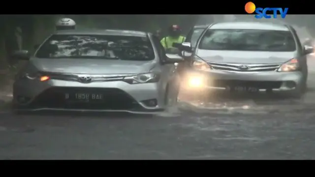 Motor Mogok Terjebak Banjir 50 Cm di Jalan Yos Sudarso