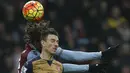 Bek Arsenal, Laurent Koscielny duel udara dengan pemain Aston Villa, Rudy Gestede, pada laga Liga Premiere Inggris di Stadion Villa Park, Inggris, Minggu (13/12/2015). (AFP/Adrian Dennis)