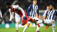 Gelandang Arsenal, Ashley Maitland-Niles (kiri), mendapat pengawalan dari pemain West Bromwich Albion, Matt Phillips, pada laga Premier League di The Hawthorns, West Bromwich, Minggu (31/12/2017). (AFP/Paul Ellis)
