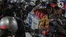 Pada pukul 10.28 WIB, pemotor mulai ramai mengantre memasuki area pelabuhan. (Liputan6.com/Faizal Fanani)