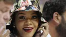 Rihanna terlihat ceria memakai lipstik warna bata merah, penyanyi multi talenta ini memberikan banyak inspirasi bagi penggemar wanita dengan warna bibir ‘pelangi’-nya. (Bintang/EPA)