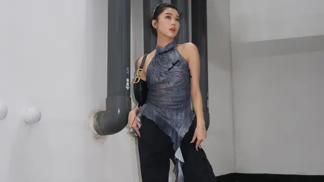 Inspirasi OOTD Imlek Anti-Mainstream Pakai Sneakers. dok. New Balance