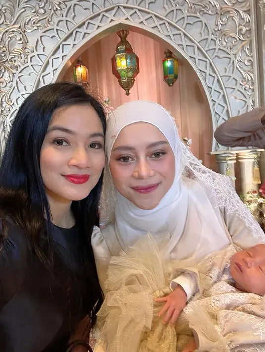 Tidak ketinggalan, Titi Kamal turut hadir mengenakan gaun midi berwarna hitam yang memberikan kesan anggun dan klasik. [@titi_kamall].