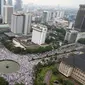 Tampak dari Gedung Indosat, ribuan ormas Islam memadati kawasan Bundaran Patung Kuda, Jakarta, Jumat (4/11). Massa berkumpul untuk melakukan aksi di depan Istana Negara menuntut penegakan hukum kasus dugaan penistaan agama. (Liputan6.com/Fery Pradolo)