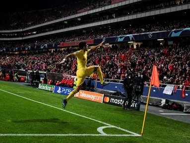 Gelandang Liverpool, Luis Diaz melakukan selebrasi usai mencetak gol ke gawang Benfica pada pertandingan leg pertama perempat final Liga Champions di stadion Luz di Lisbon (6/4/2022). Liverpool menang atas Benfica 3-1. (AFP/Patricia De Melo Moreira)