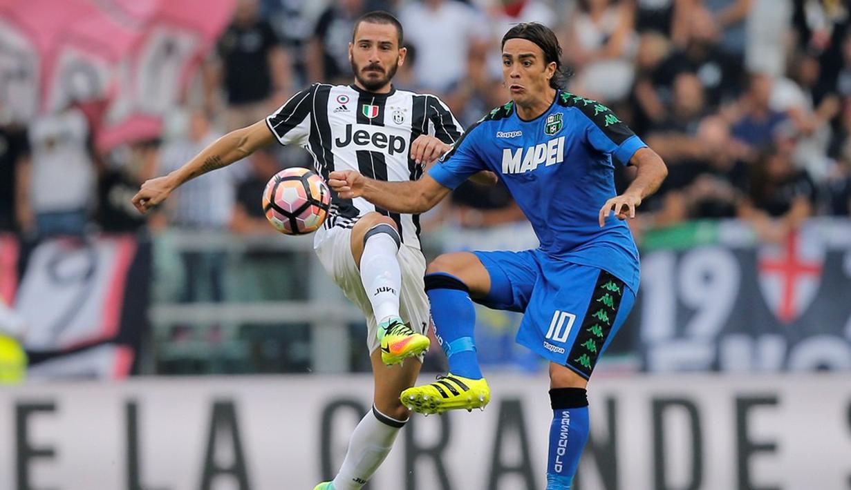 Pemain Juventus, Leonardo Bonucci (kiri), berebut bola dengan striker Sassuolo, Alessandro Matri, dalam lanjutan Serie A di Juventus Stadium, Turin, Sabtu (10/9/2016). (AFP/Marco Bertorello)