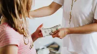 Anak menabung dengan menyisihkan uang saku dari orang tuanya. (pexels.com/@karolina-grabowska)