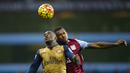 Pemain Arsenal, Joel Campbell, duel udara dengan pemain Aston Villa, Leandro Bacuna, pada laga Liga Premier Inggris di Stadion Villa Park, Inggris, Minggu (13/12/2015). (Reuters/Darren Staples)