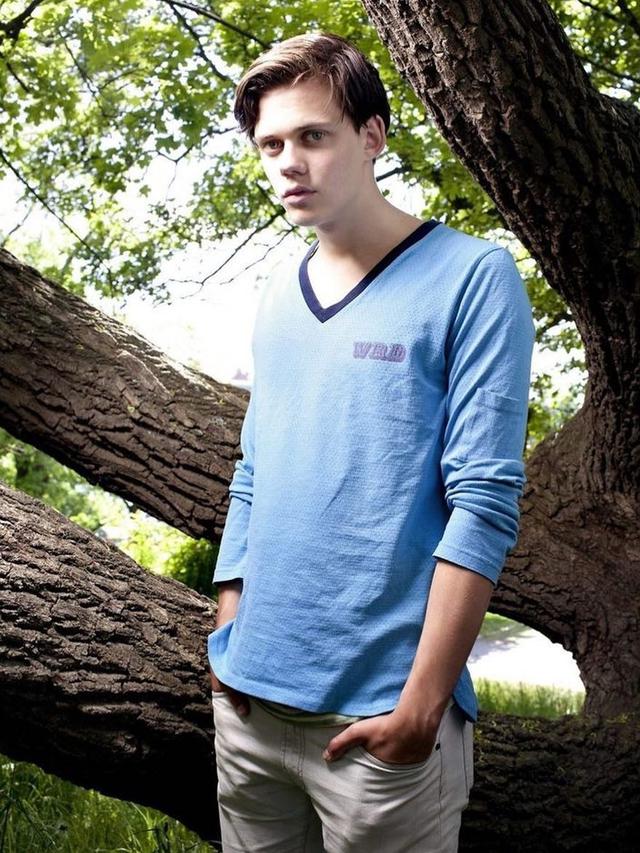 Jadi Sosok Badut Menyeramkan di Film IT, Ini Potret Bill Skarsgard yang Tampan