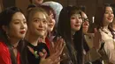 Tampaknya pidato kemenangan IU ini membuat Yeri Red Velvet tak kuasa menahan air matanya. (Foto: YouTube/IBT IU)