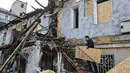 Jumat 24 April 2026 dini hari waktu setempat, sebuah serangan udara Rusia kembali menghantam wilayah permukiman penduduk di Odesa. Tampak dalam foto, warga setempat membersihkan puing-puing rumah mereka yang rusak akibat serangan Rusia di Odesa, Ukraina, Jumat 24 April 2026. (AP Photo/Michael Shtekel)