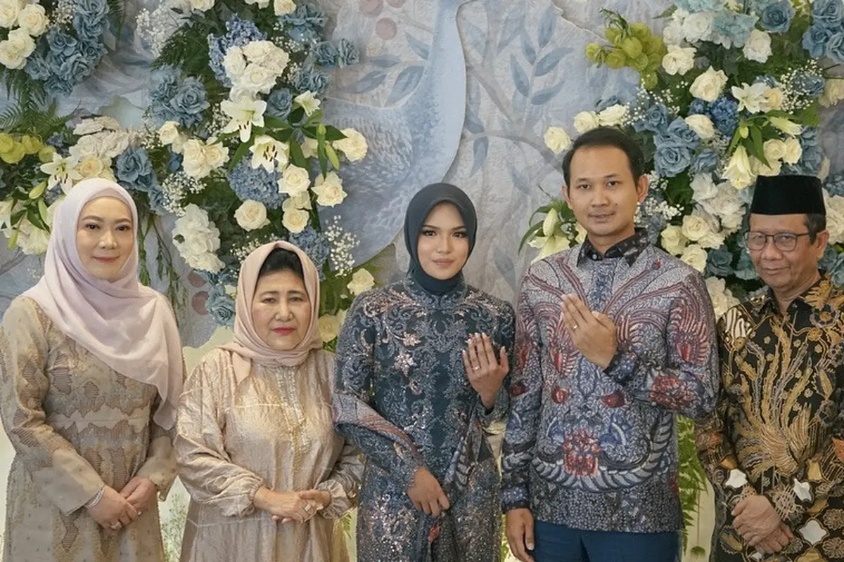 6 Gaya Calon Mantu Mahfud MD Zahwa Nadhira Kenakan Kebaya Biru saat Lamaran