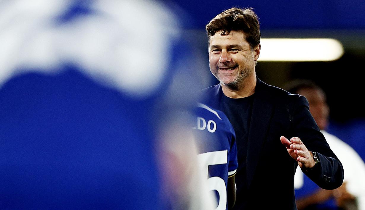 <p>Pelatih Chelsea, Mauricio Pochettino, tampak semringah setelah laga melawan Luton Town di Stadion Stamford Bridge pada laga pekan ketiga Premier League, Sabtu (26/8/2023). Chelsea akhirnya meraih kemenangan di Premier League musim ini, setelah membungkam Luton Town. (AFP/Henry Nicholls)</p>