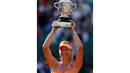 Maria Sharapova mengangkat trofi juara turnamen Perancis Terbuka di Stadion Roland Garros, Paris, (7/6/2014). (REUTERS/Vincent Kessler)