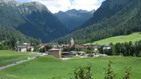 Pemerintah Bergun Village, Swiss, melarang wisatawan memotret karena alasan dapat membuat orang lain depresi. (Adrian Michael)