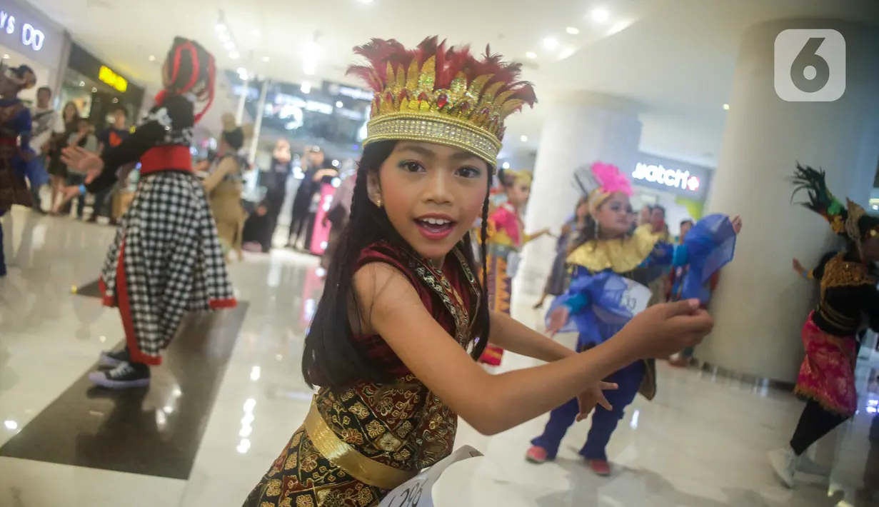 Penari berkostum tradisional menari dalam perhelatan Indonesia Menari 2019 di Grand Indonesia, Jakarta, Minggu (17/11/2019). Peserta terdiri dari perorangan, komunitas generasi milenial, pecinta tari, sanggar tari, sekolah, dan universitas di Indonesia. (Liputan6.com/Faizal Fanani)