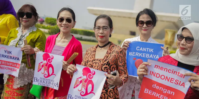 Puluhan Wanita Ikuti Kampanye Gerakan Selasa Berkebaya