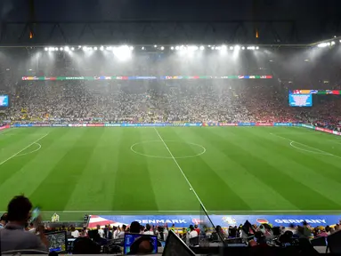 Hujan deras turun di lapangan saat pertandingan babak 16 besar Euro 2024 antara Jerman dan Denmark di Stadion BVB Dortmund, Jerman, Sabtu, 29 Juni 2024 atau Minggu 30 Juni 2024 dini hari WIB . (AP Photo/Hassan Ammar)