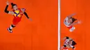 Atlet bola voli asal China Zhang Changning (kiri) melakukan spike saat bertanding melawan Turki pada babak penyisihan bola voli  putri Olimpiade Tokyo 2020 di Ariake Arena, Tokyo, Minggu (25/7/2021). (Foto: AFP/Yuri Cortez)