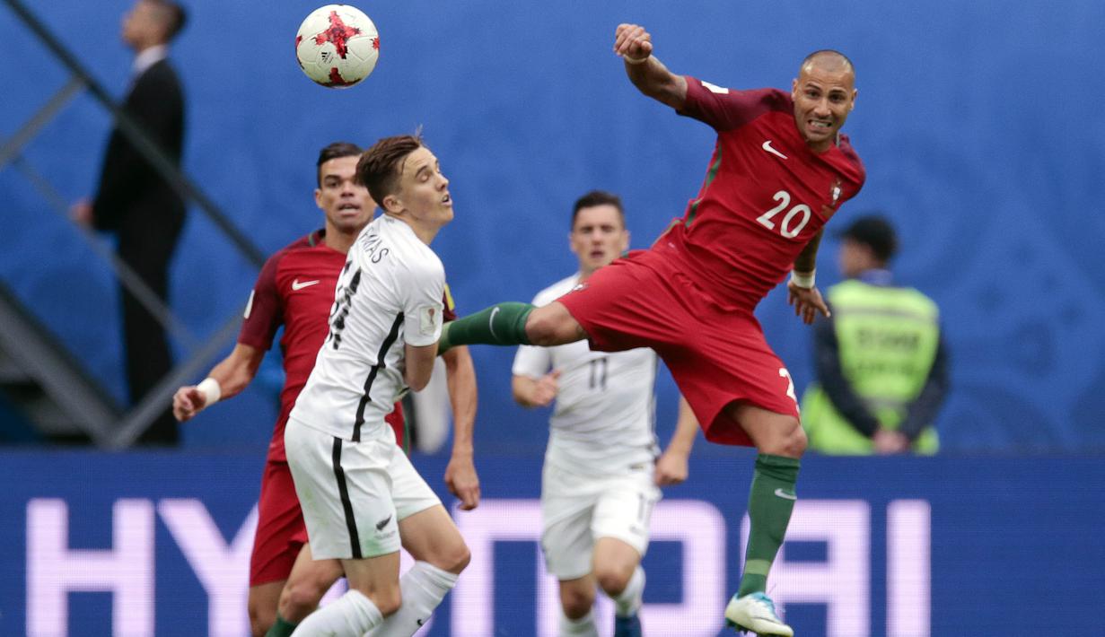 Gelandang Portugal, Quaresma, menendang gelandang Selandia Baru, Ryan Thomas. Portugal mendominasi pertandingan dengan pengusaan bola sebesar 62 persen berbanding 38 persen milik Selandia Baru. (AP Photo/Ivan Sekretarev)