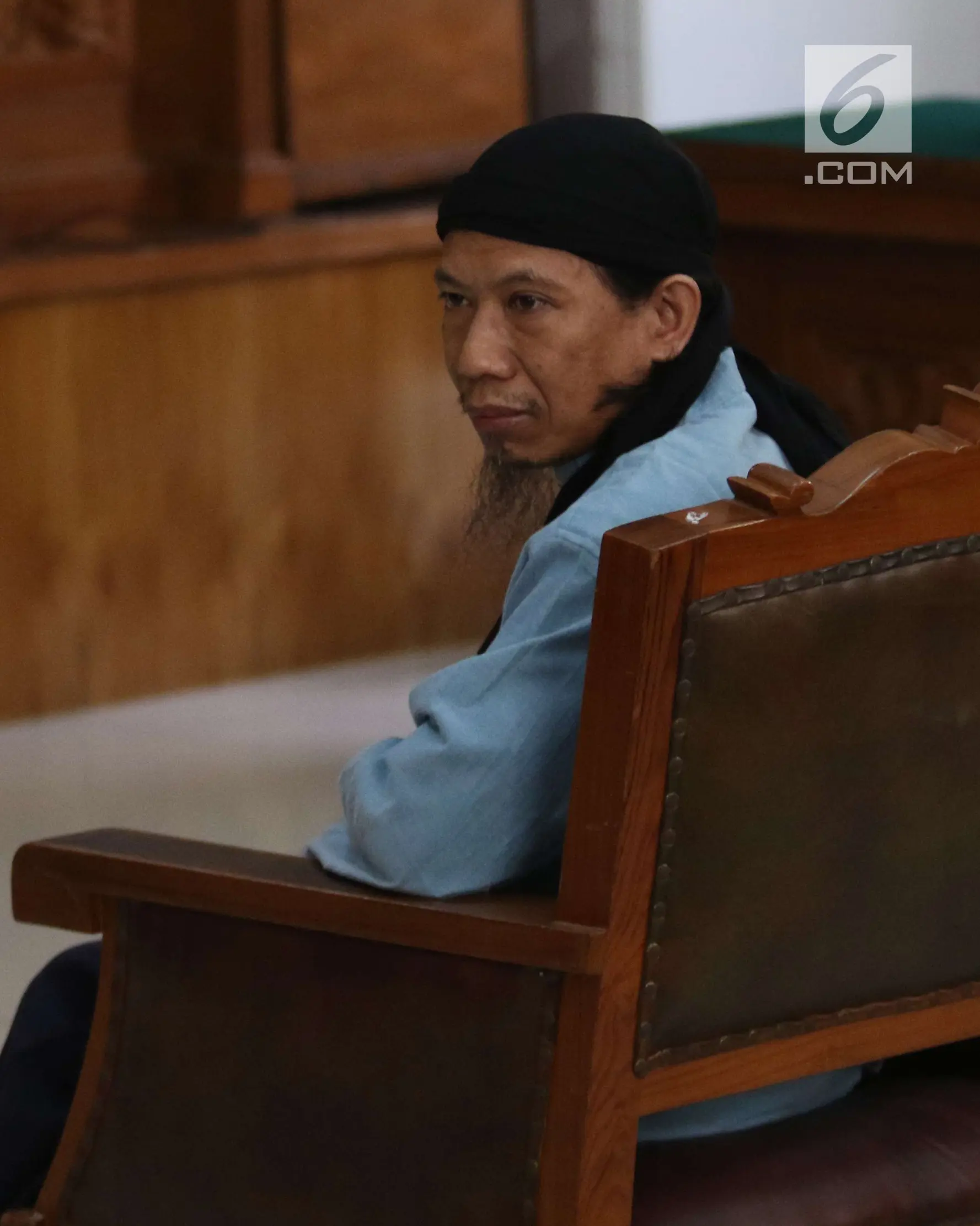 Terdakwa kasus teror bom Thamrin, Aman Abdurrahman menjalani sidang pembacaan vonis di Pengadilan Negeri Jakarta Selatan, Jumat (22/6). Selama persidangan berlangsung, media hanya diperbolehkan berada di luar ruang sidang. (Liputan6.com/Angga Yuniar)