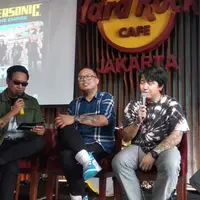 Sansan Killing Me Reunion (kanan) bersama CEO Hammersonic, Ravel Junardy (tengah) dan host Gofar Hilman, saat jumpa pers Hammersonic 2020 di Jakarta, Kamis (19/12). (Istimewa)