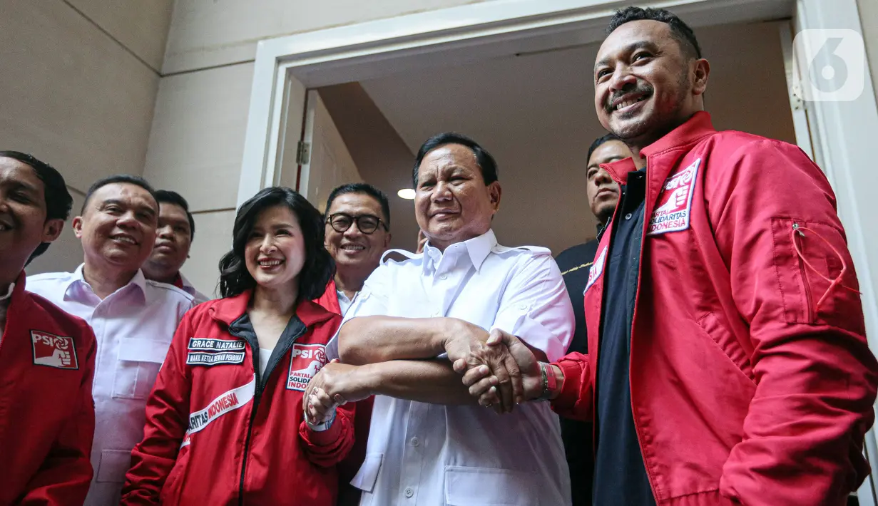 Prabowo tiba sekira pukul 16.50 WIB dengan menggunakan Alphard putih dan tidak menggunakan nomor pelat Kementerian Pertahanan. (Liputan6.com/Faizal Fanani)