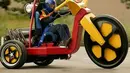 Kelihatannya seperti sepeda anak-anak, tapi mesin di belakangnya V8! (Source: drivespark.com)